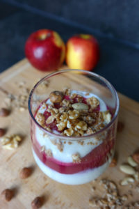 Joghurtcreme-mit-Apfel-Rauner-Mus_skaliert-683x1024-1 Joghurtcrème-mit-Apfel-Rote-Rüben-Mus_Diaetologie-Eberharter