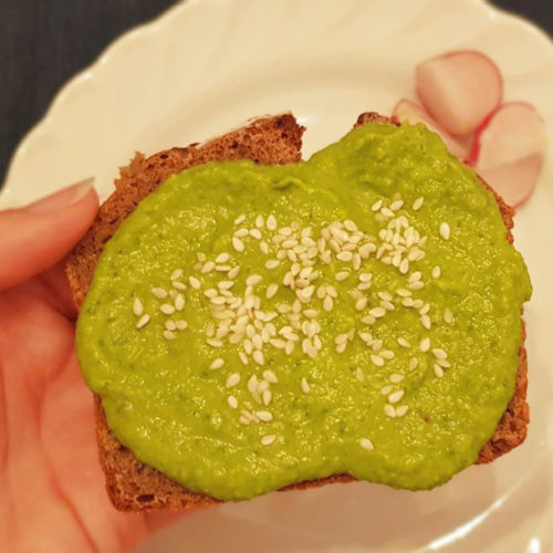 Bärlauch-Hummus_mit-Vollkornbrot_Diaetologie-Eberharter Bärlauch-Hummus_mit-Vollkornbrot_Diaetologie-Eberharter