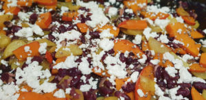 Ofengemüse-mit-Kürbis-Erdäpfel-Bohnen-Feta_Zubereitung_Diaetologie-Eberharter Ofengemüse-mit-Kürbis-Erdäpfel-Bohnen-Feta_Zubereitung_Diaetologie-Eberharter