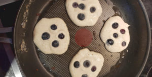 Buchweizen-Heidelbeer-Pancakes_Zubereitung2_Diaetologie-Eberharter Buchweizen-Heidelbeer-Pancakes_Zubereitung2_Diaetologie-Eberharter