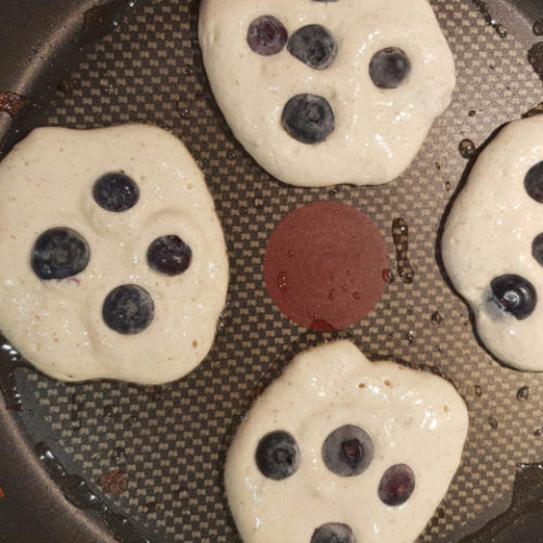 Buchweizen-Heidelbeer-Pancakes_Zubereitung2_Diaetologie-Eberharter Buchweizen-Heidelbeer-Pancakes_Zubereitung2_Diaetologie-Eberharter