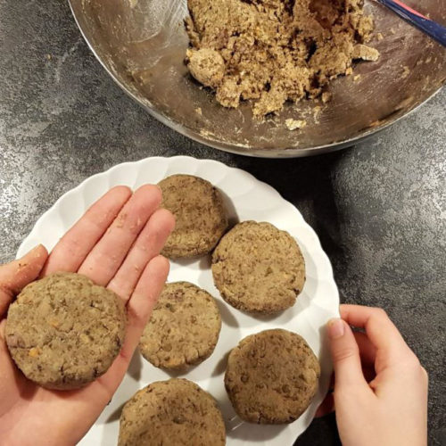 Veganer-Burger-mit-Linsen-Zubereitung-Formen_Diaetologie-Eberharter Veganer-Burger-mit-Linsen-Zubereitung-Formen_Diaetologie-Eberharter