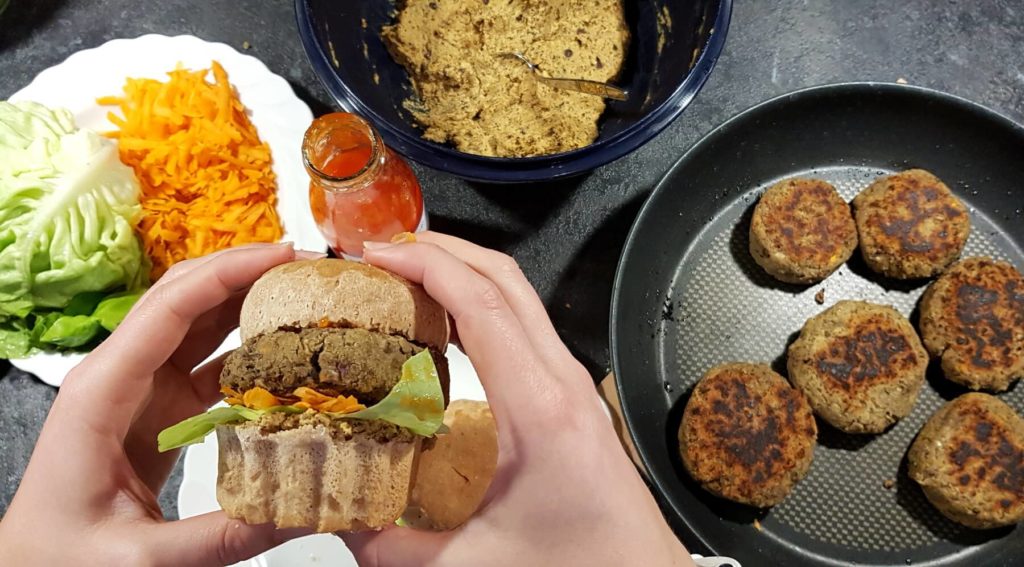 Veganer-Burger-mit-Linsen_Diaetologie-Eberharter Veganer-Burger-mit-Linsen_Diaetologie-Eberharter