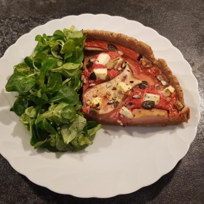 Rote-Rüben-Pilz-Quiche-mit-Vogerlsalat_fertig_Diaetologie-Eberharter