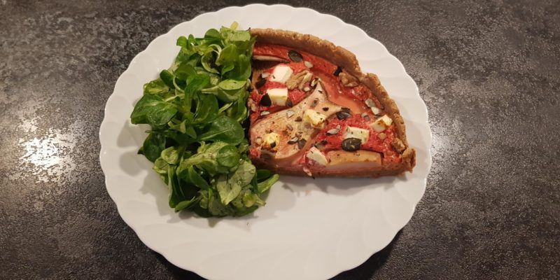 Rote-Rüben-Pilz-Quiche-mit-Vogerlsalat_fertig_Diaetologie-Eberharter