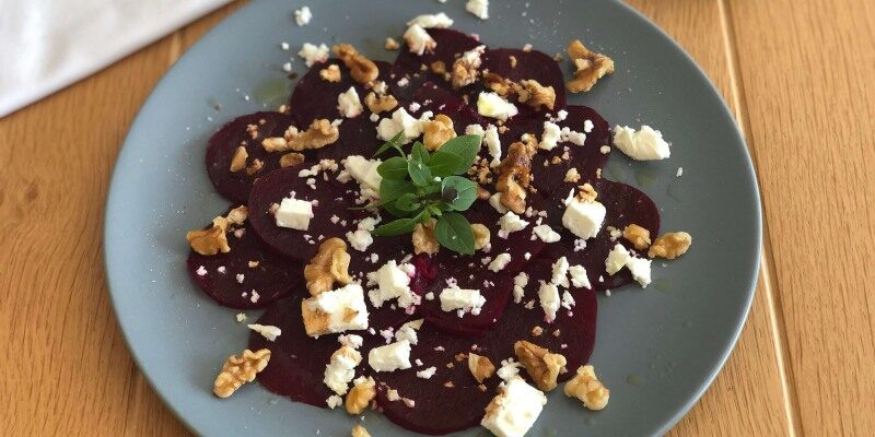 Rote Rüben Carpaccio mit Feta und Walnüssen