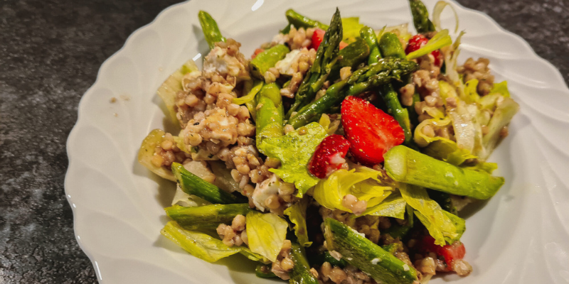 Spargel Erdbeer Salat mit Buchweizen