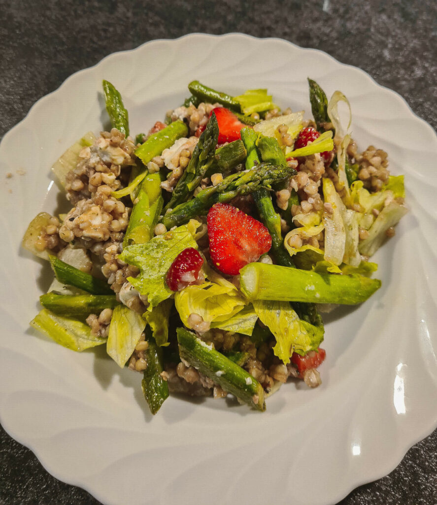 Spargel-Erdbeer-Salat-Teller_skaliert_12.06.2022 (1)